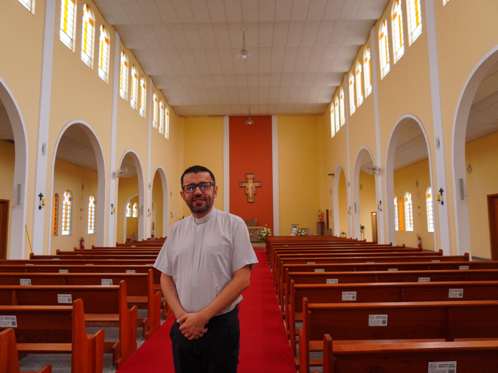 O padre Thiago destacou sua história de vida profundamente enraizada na cidade. Foto: Nathalie Fontana/ Ilha do Mel FM