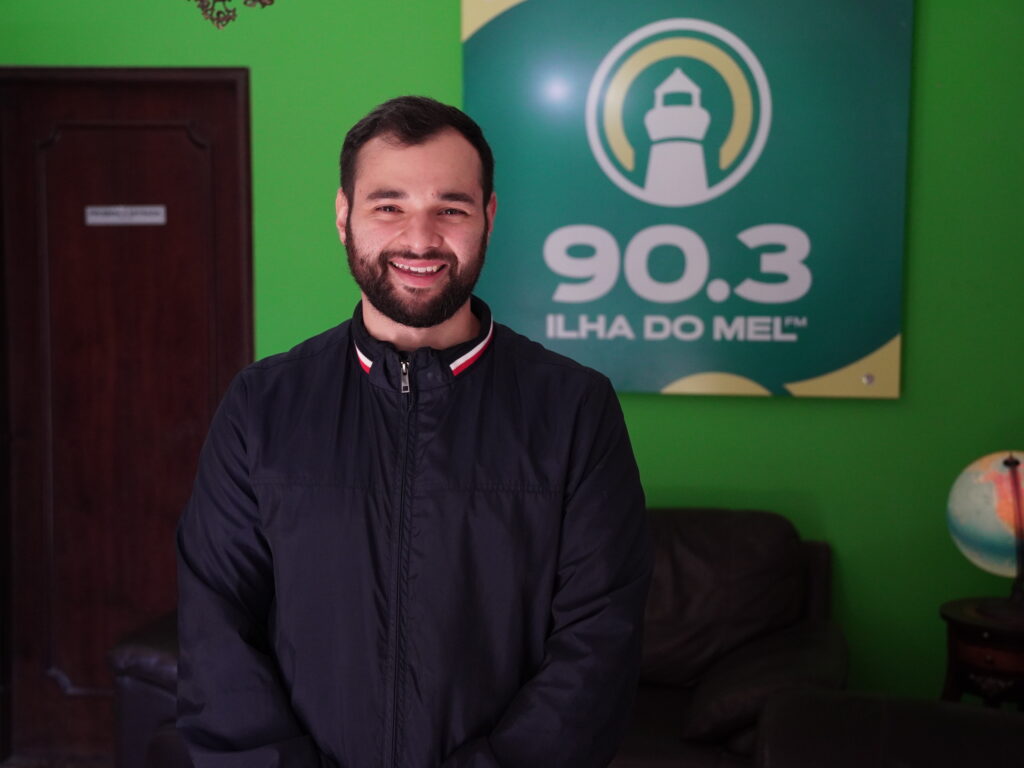 "É importante valorizar uma data como essa, porque através de uma imprensa forte, temos uma democracia forte e garantimos os direitos dos cidadãos que vivem na nossa região”, destacou o diretor da Rádio Ilha do Mel FM, José Leonardo Linhares