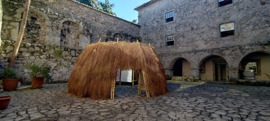 Réplica de uma oca indígena instalada no pátio interno do museu.