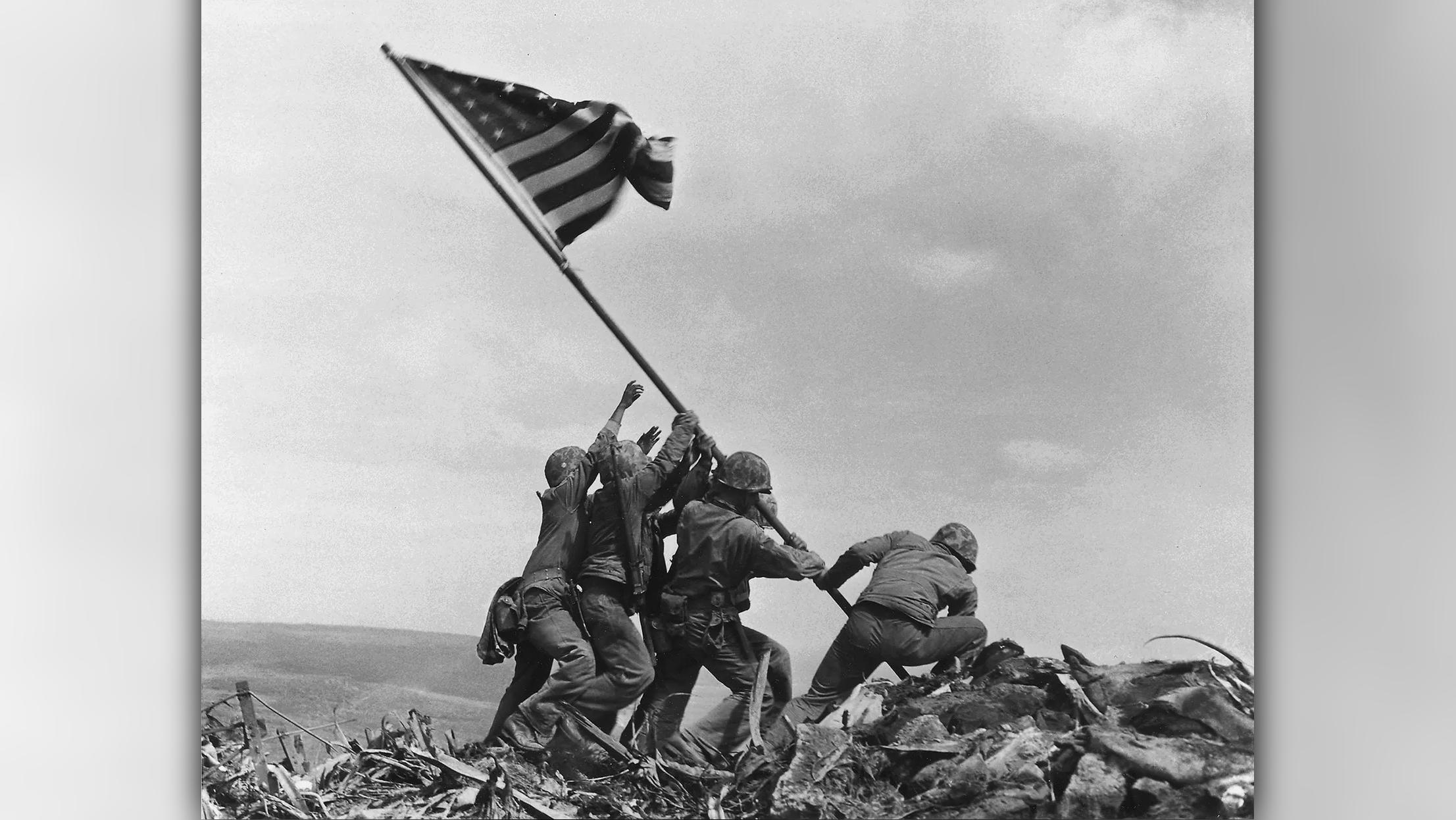 A Bandeira de Iwo Jima – Japão, 23 de fevereiro de 1945