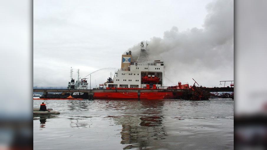 Explosão e incêndio do navio-tanque Vicuña — Porto de Paranaguá (15 nov 2004)
