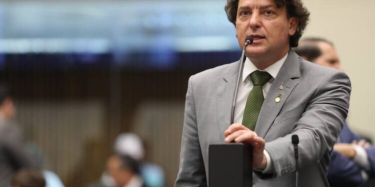 Proposta de lei Vini Jr: projeto busca exigir divulgação de alerta sobre injúria racial em eventos públicos no Paraná