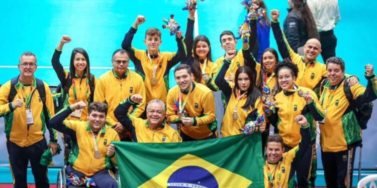 Paratleta bolsista de Paranaguá, Victor Hugo Taborda, conquista ouro junto a seleção brasileira de vôlei sentado durante o Parapanamericano de Jovens, em Bogotá