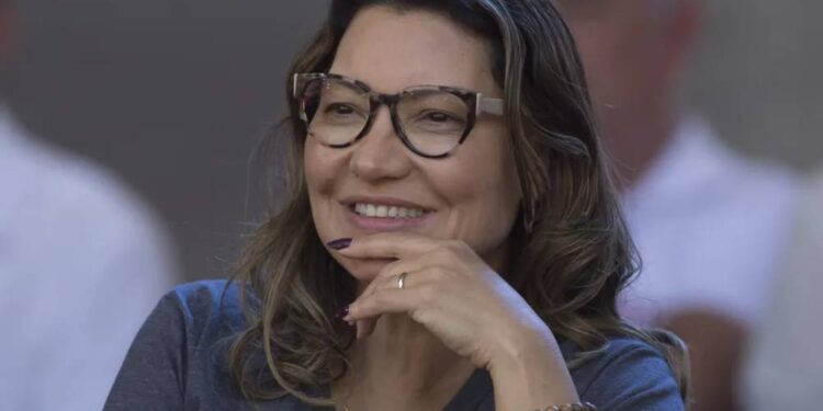 Janja, primeira-dama, exerce influência decisiva em questões de governo, incluindo economia e publicidade, revela jornal