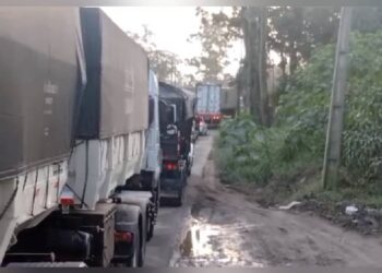 Motoristas de caminhões denunciam condições deploráveis na Avenida Atílio Fontana em Paranaguá
