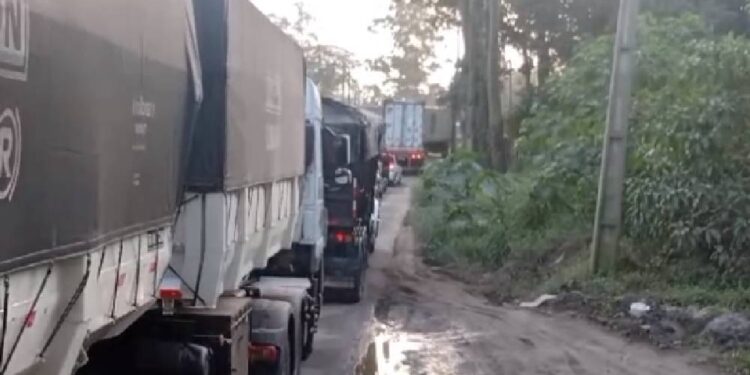 Motoristas de caminhões denunciam condições deploráveis na Avenida Atílio Fontana em Paranaguá