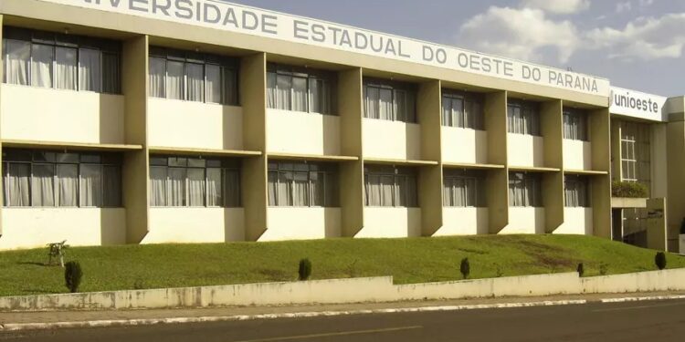 Professores de quatro universidades estaduais suspendem greve