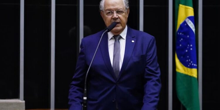 Luiz Carlos Hauly toma posse na Câmara após decisão do STF