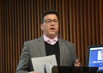 Deputado Arilson Chiorato lidera movimento contra a privatização da Copel