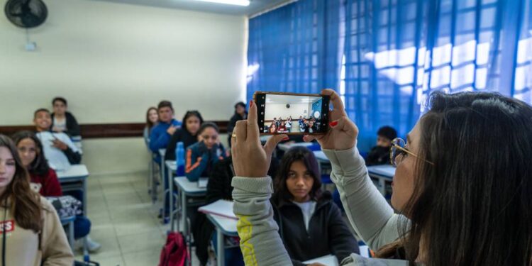Inteligência artificial para registro de presença agiliza processos na rede estadual de ensino