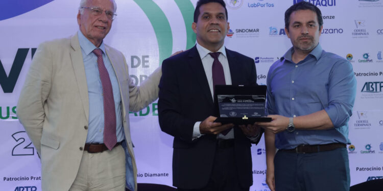 Portos do Paraná recebe dois prêmios em evento sobre gestão, sustentabilidade e ESG