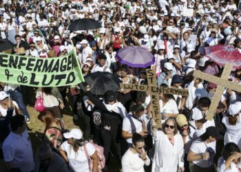 Enfermeiros protestam na Esplanada por pagamento do piso salarial