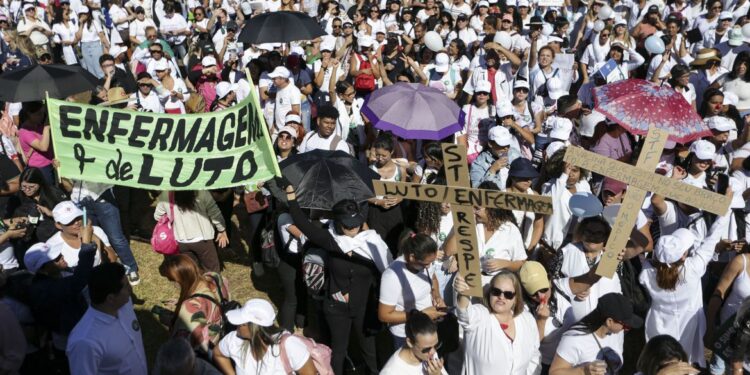 Enfermeiros protestam na Esplanada por pagamento do piso salarial