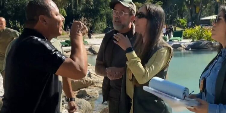 Pai de Neymar recebe voz de prisão durante ação de interdição de obra na casa de Mangaratiba