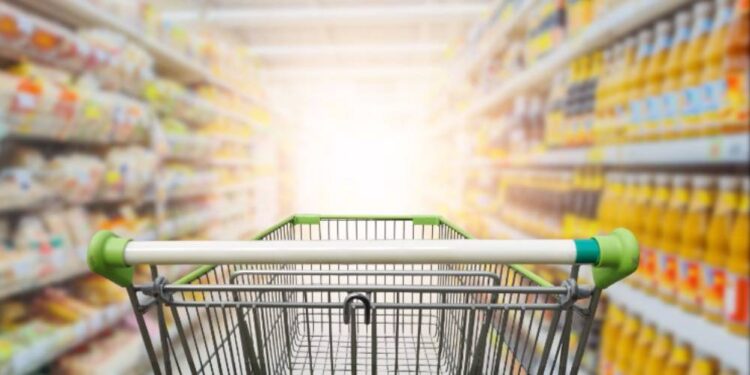 Mulher é flagrada tentando furtar carrinho cheio de mercadorias em supermercado de Paranaguá