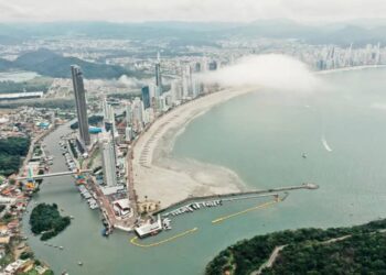 Balneário Camboriú quer conter avanço do mar após erosão marítima ‘engolir’ 70 metros de areia em praia alargada