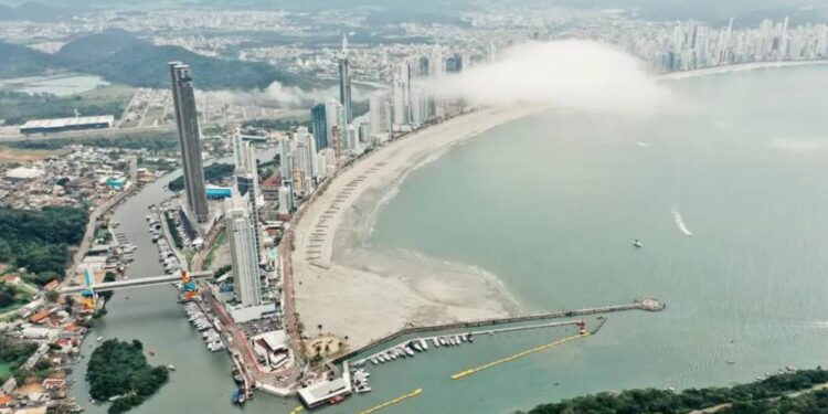 Balneário Camboriú quer conter avanço do mar após erosão marítima ‘engolir’ 70 metros de areia em praia alargada