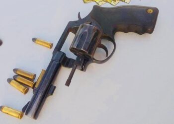 PM encontra arma de fogo dentro de jipe parado em bloqueio montado na Vila São Jorge