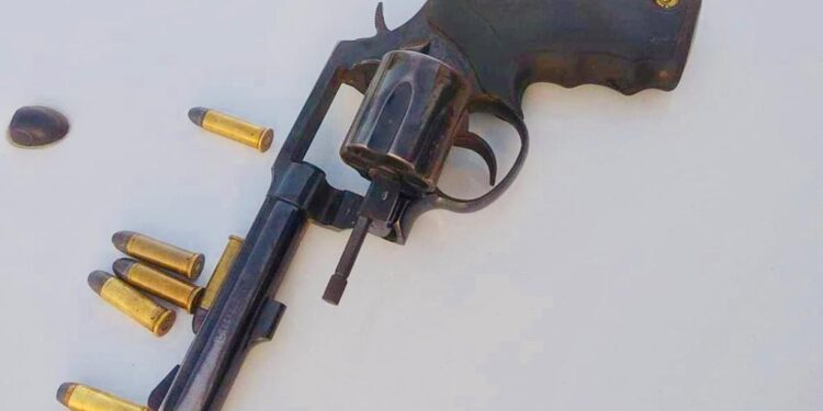 PM encontra arma de fogo dentro de jipe parado em bloqueio montado na Vila São Jorge