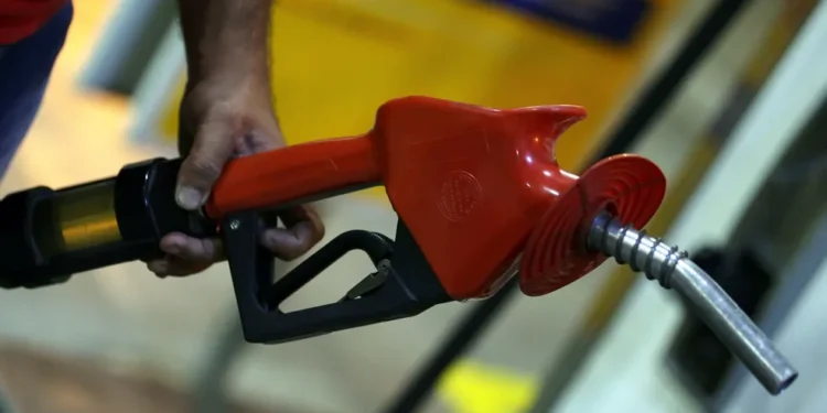 Preços médios da gasolina e do etanol voltam a cair nos postos de combustíveis, mostra ANP