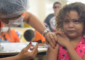 Ministra da Saúde anuncia atualização da vacina contra pólio a partir de 2024