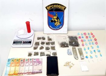 OPERAÇÃO ALBATROZ: Incursão em beco na Vila Guarani termina com apreensão de drogas e dinheiro