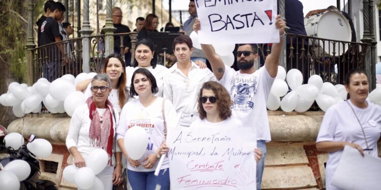 Caminhada reúne milhares pessoas no Dia Estadual de Combate ao Feminicídio