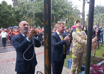 Hasteamento das Bandeiras e Sorteio do IPTU Premiado ocorreram em frente à sede da Prefeitura de Paranaguá