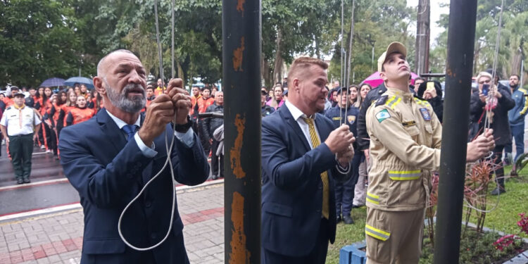 Hasteamento das Bandeiras e Sorteio do IPTU Premiado ocorreram em frente à sede da Prefeitura de Paranaguá