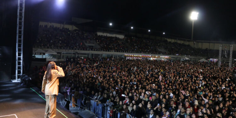 Marcha Para Jesus e show gospel com a cantora Isadora Pompeo reuniram milhares de pessoas em Paranaguá