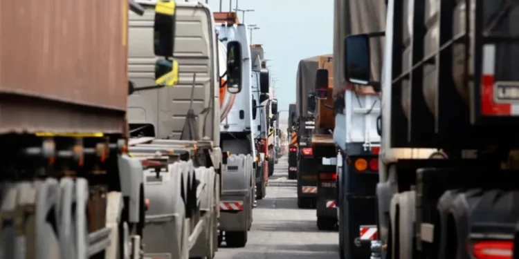 Exame toxicológico para motoristas de ônibus e caminhão tem novo prazo