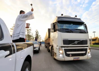 No Porto de Paranaguá, caminhoneiros recebem a bênção de São Cristóvão