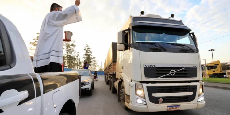No Porto de Paranaguá, caminhoneiros recebem a bênção de São Cristóvão