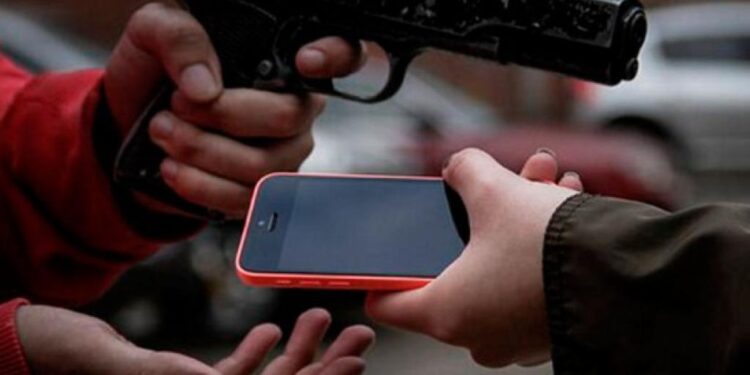 Roubos de celulares aumentam 16,6% em 2022, revela Anuário da Segurança Pública