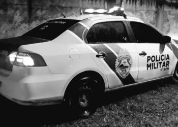 Ladrão acena para a vítima antes de furtar bicicleta que estava na garagem de uma casa na Vila Guarani