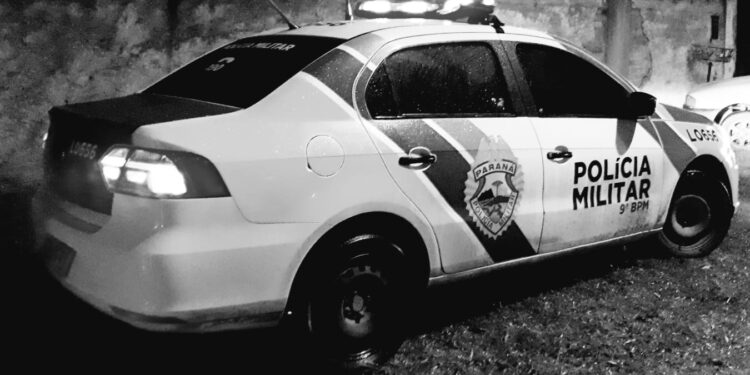 Ladrão acena para a vítima antes de furtar bicicleta que estava na garagem de uma casa na Vila Guarani