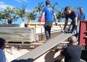 Defesa Civil do Paraná distribui telhas para pessoas atingidas por ventos em Guaratuba e Morretes