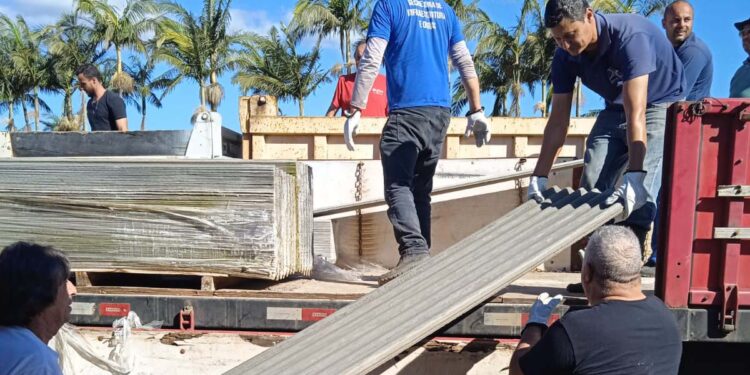 Defesa Civil do Paraná distribui telhas para pessoas atingidas por ventos em Guaratuba e Morretes