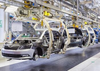 Demanda e taxas de juros impactam indústria automotiva e resultam em suspensão de trabalhadores