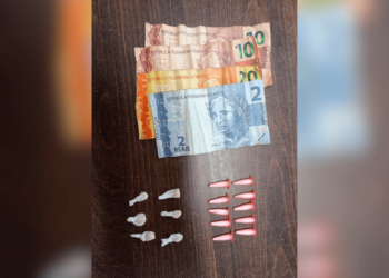 Mulher é flagrada pela PM com pedras de crack e pinos com cocaína em Matinhos