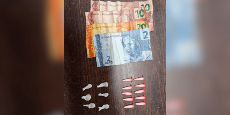 Mulher é flagrada pela PM com pedras de crack e pinos com cocaína em Matinhos