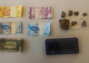 Buchas de maconha são apreendidos pela PM em abordagem de rotina no Parque São João