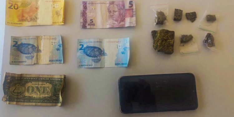 Buchas de maconha são apreendidos pela PM em abordagem de rotina no Parque São João