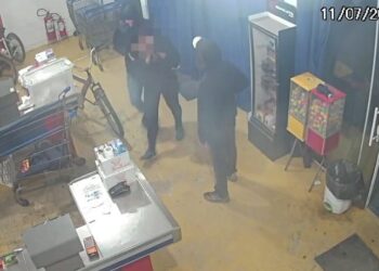 Dupla armada invade mercado na Vila Garcia