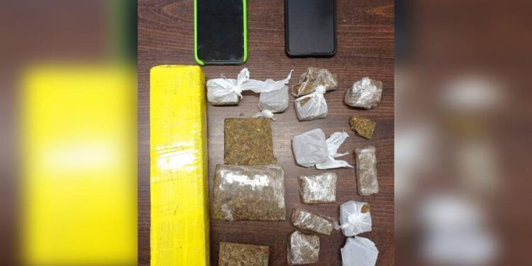 Rapaz é flagrado transportando mais de um quilo de maconha dentro de um carro em Matinhos