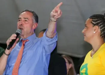 Presidente do Senado critica declaração de Ministro Barroso sobre derrotar o bolsonarismo no evento da UNE.