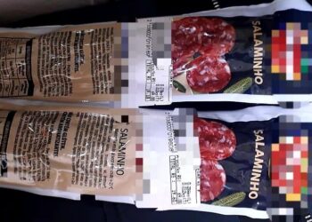 Mulher é flagrada furtando salames em supermercado de Paranaguá