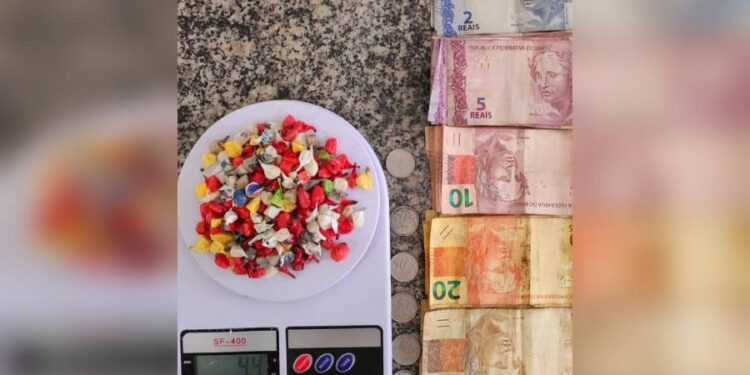 Policiais militares flagram homem desenterrando mais de 200 pedras de crack em Guaratuba