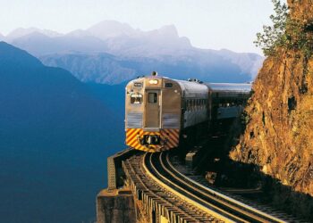 Passeios de trem entre Curitiba e Morretes são retomados após incidente na Serra do Mar