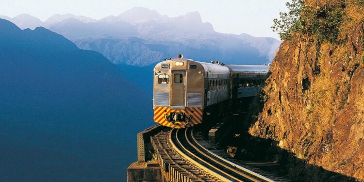 Passeios de trem entre Curitiba e Morretes são retomados após incidente na Serra do Mar